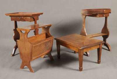 une paire de chaises anciennes en bois et une table sur fond gris