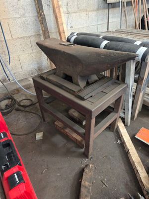 de nombreux outils posés sur une table dans une pièce