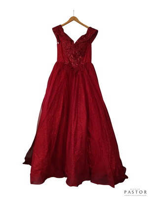une robe rouge sur un cintre, sur fond blanc, avec un fond blanc