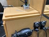 un sèche-cheveux et un sèche-cheveux posé sur un bureau