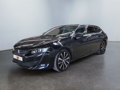 La Toyota Camry noire est garée dans une grande pièce.