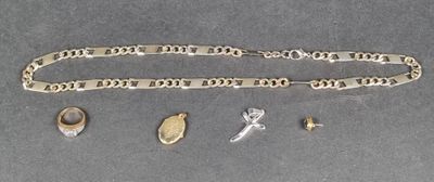 une photo montrant un collier, un bracelet et d'autres bijoux posés sur une table