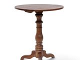 une table en bois avec un plateau rond et un piètement en bois