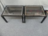 paire de tables basses en verre noir avec des finitions dorées