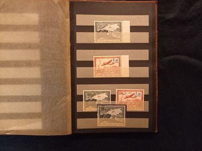 un livre ouvert avec des timbres, posé sur une table