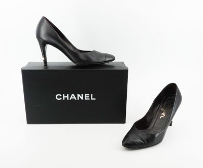 Escarpins Chanel en cuir noir avec leur boîte