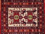 un gros plan d'un tapis orné d'un motif
