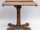 une table en bois avec un plateau et un piètement en bois