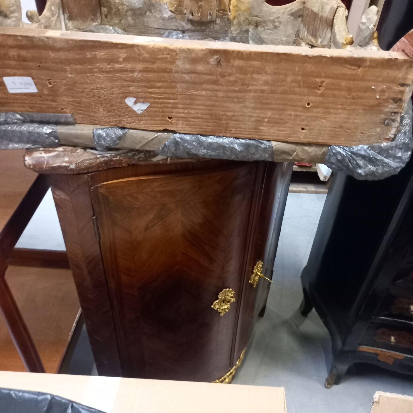 Une encoignure à décor de frisage et applications de bronzes…