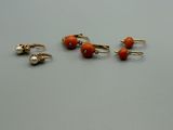 trois paires de boucles d'oreilles ornées de perles, posées sur une table