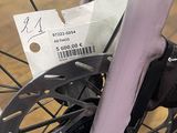 un gros plan d'un vélo équipé d'un disque