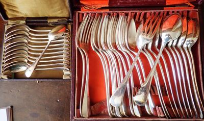 une boîte contenant un tas d'argenterie