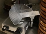 une pile d'assiettes et une trancheuse dans une cuisine