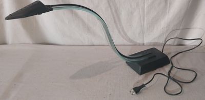 une lampe posée sur une table à côté d'un chargeur