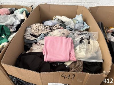 une boîte en carton remplie de vêtements et d'autres objets