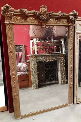 trois miroirs posés par terre devant une cheminée