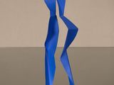 sculpture bleue représentant un homme avec une étoile au sommet de la tête