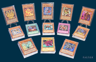 de nombreuses cartes exposées sur une table