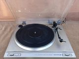 gros plan d'une table tournante sur laquelle se trouve un tourne-disque