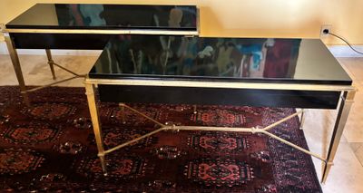 deux tables posées sur un tapis dans la pièce