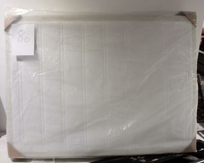 une photo d'un matelas emballé dans du plastique