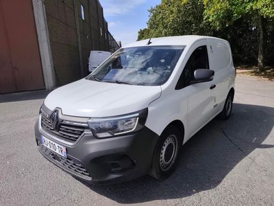 la camionnette blanche est garée sur le côté de la route