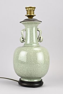 un vase vert posé sur une table