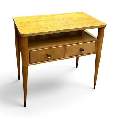 une petite table en bois avec deux tiroirs