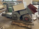une machine posée sur une palette dans un entrepôt