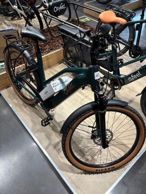 un vélo vert exposé dans un magasin