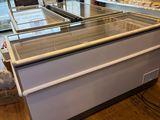 un comptoir avec une vitrine en verre dans un magasin