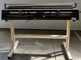 une machine posée sur un support dans un garage