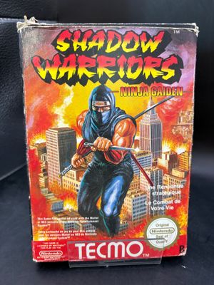 une boîte de « Shadow Warriors » posée sur une surface noire