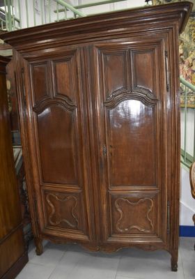 Armoire en noyer mouluré, pieds cambrés à enroulements, XVII…