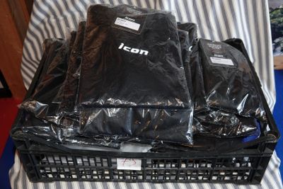 une pile de bagages posée sur une chaise