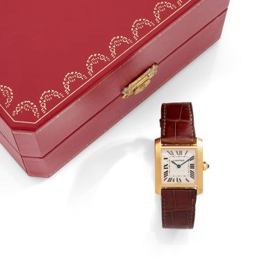 une boîte rouge contenant une montre en or et une boîte rouge contenant une montre en or
