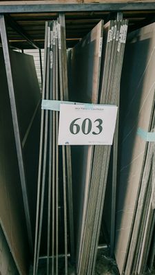 un grand nombre de barres d'acier empilées les unes sur les autres