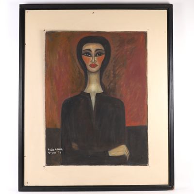 tableau représentant une femme en robe noire sur fond rouge
