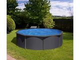 la piscine hors sol installée dans un jardin