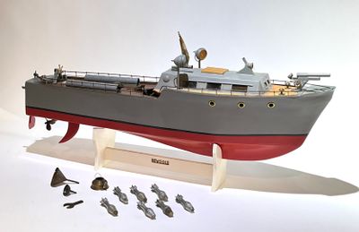 Grand bateau à vapeur vive de type Bing représentant le torp…