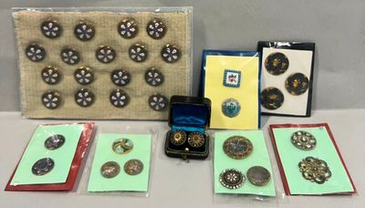 un grand nombre d'objets différents posés sur une table