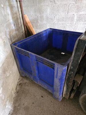 un bac bleu posé dans un coin d'une pièce
