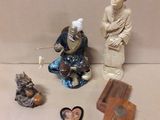 de nombreuses figurines posées sur une table