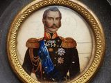 portrait d'un homme en uniforme militaire dans un cadre doré
