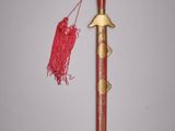 une vieille épée chinoise à l'extrémité de laquelle pend un pompon rouge