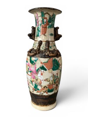NANKIN. Vase en grès à décor de émaillé de guerriers.