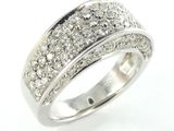 une bague en or blanc et diamants, ornée de deux rangées de diamants