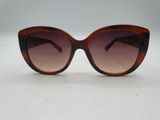 gros plan d'une paire de lunettes de soleil sur une surface blanche