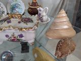 une vitrine en verre sur laquelle sont disposés de nombreux objets décoratifs