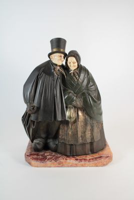 une statue représentant un homme et une femme debout l'un à côté de l'autre